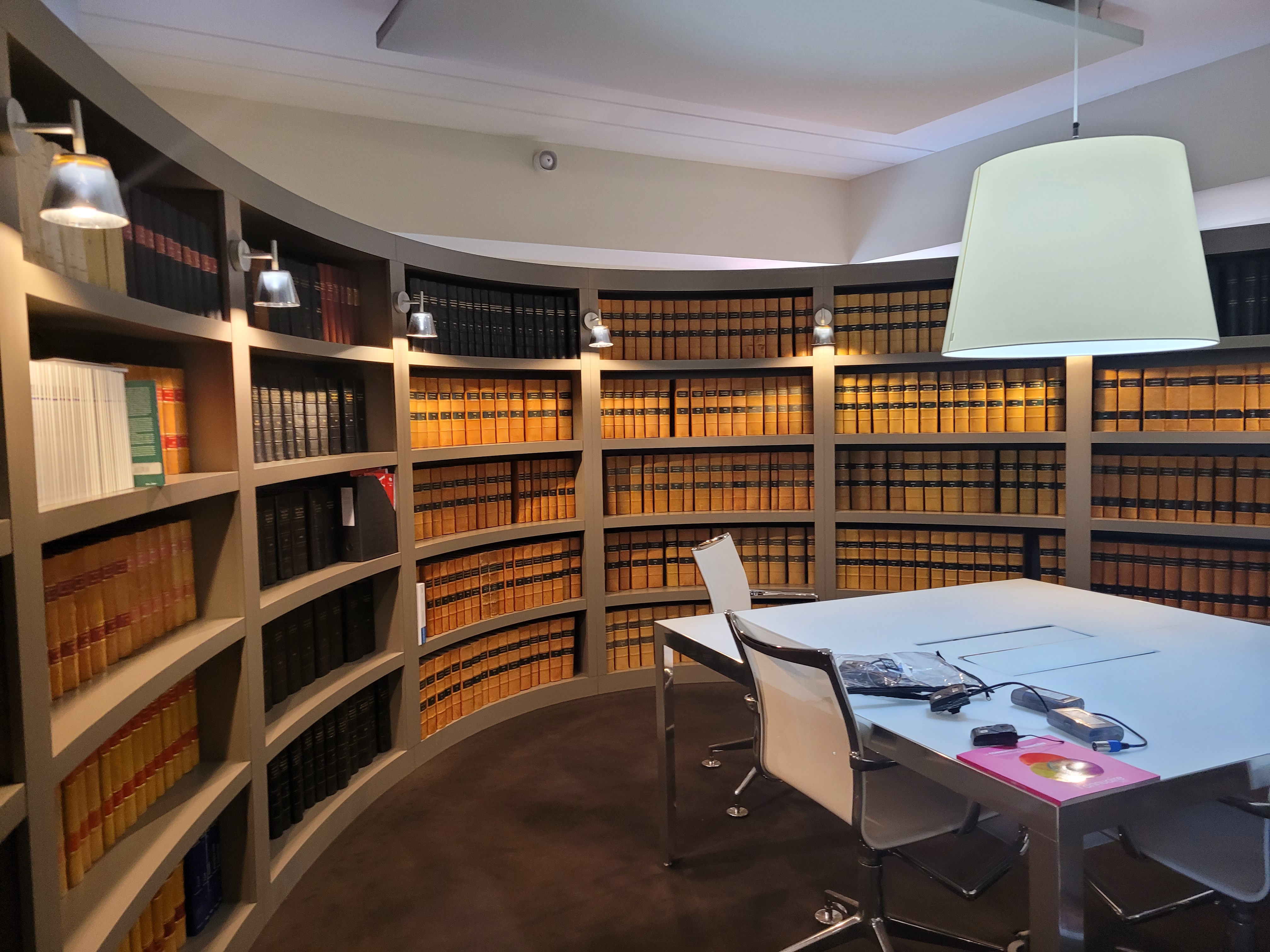 Intérieur de la bibliothèque des archives communales